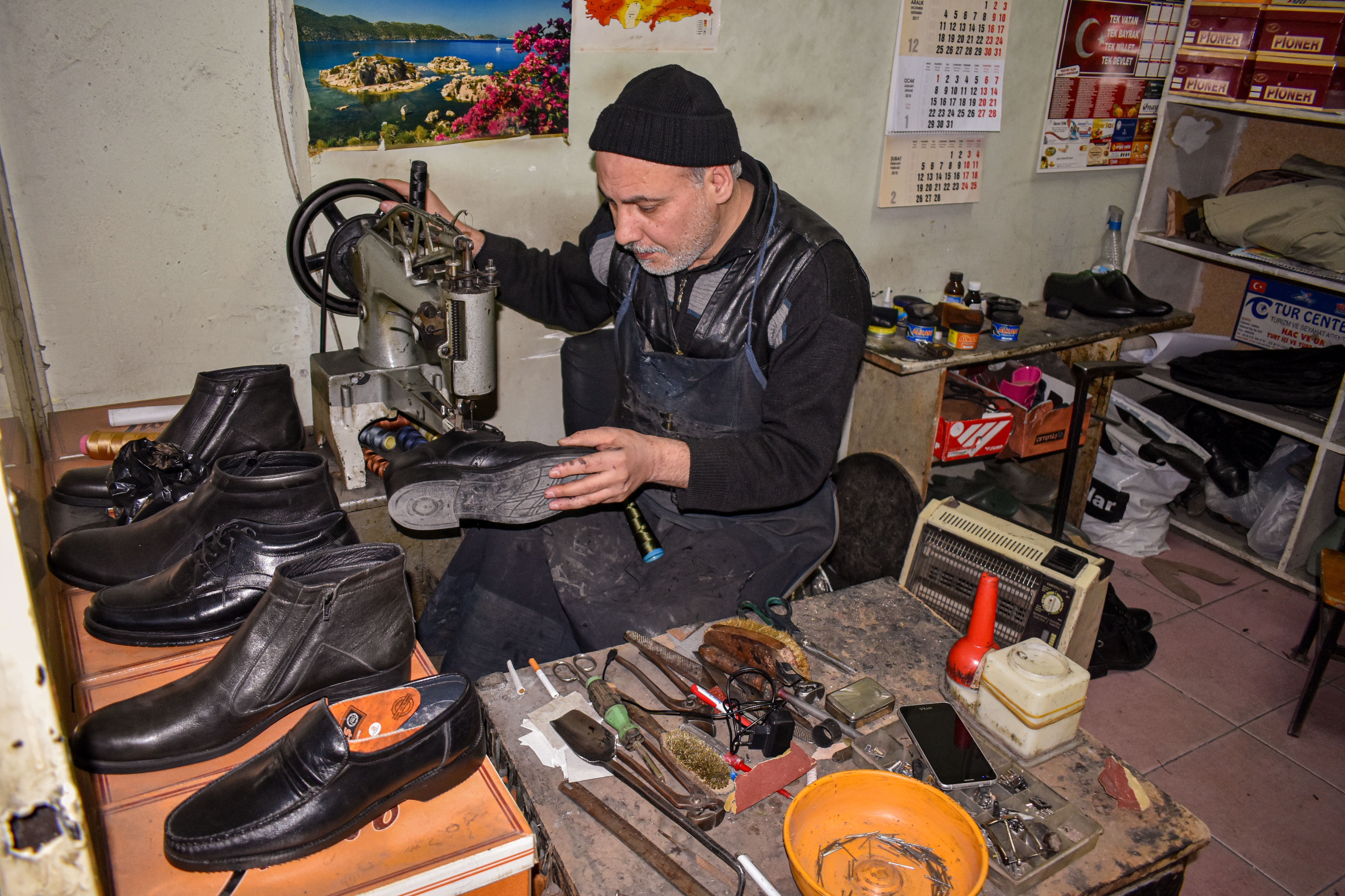 Artesano reparando un zapato en su taller